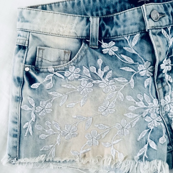 Bebe Lindsey Embroidered Denim Jean Shorts - Picture 2 of 6
